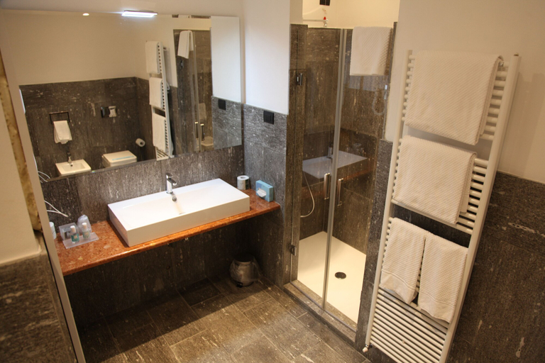 Bathroom 5, Hotel Metro, Milano