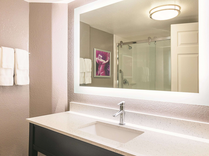 Bathroom 4, La Quinta Inn & Suites by Wyndham Phoenix Scottsdale, Maricopa