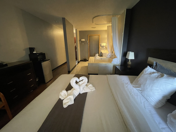 Bedroom 3, Sunnyside Inn & Suites, Clackamas