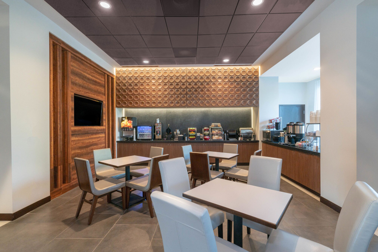 Food & Drinks 5, City Express by Marriott Denver Airport, Denver