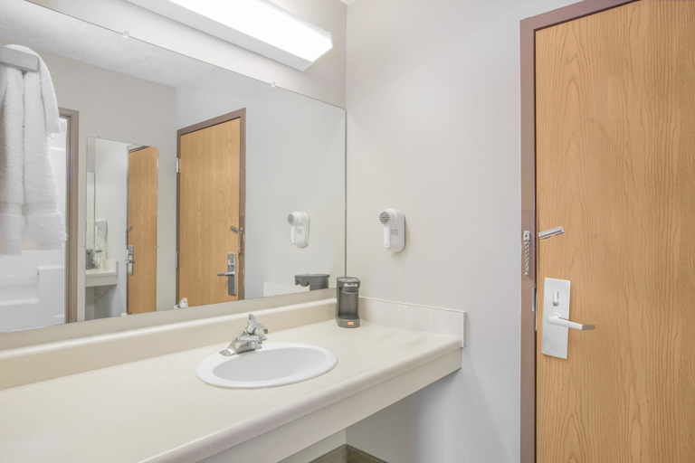 Bathroom 4, Super 8 by Wyndham Hastings, Adams