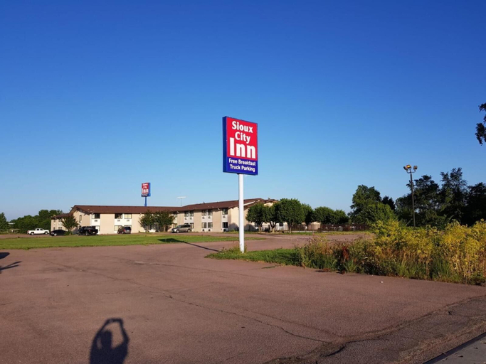 Exterior & Views 2, Sioux City Inn, Woodbury