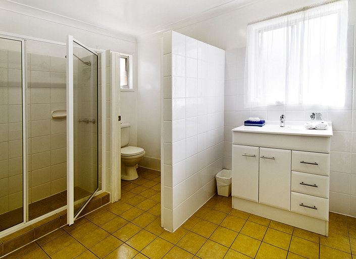 Bathroom 4, Riviera on Ruthven Motel, Toowoomba - Central