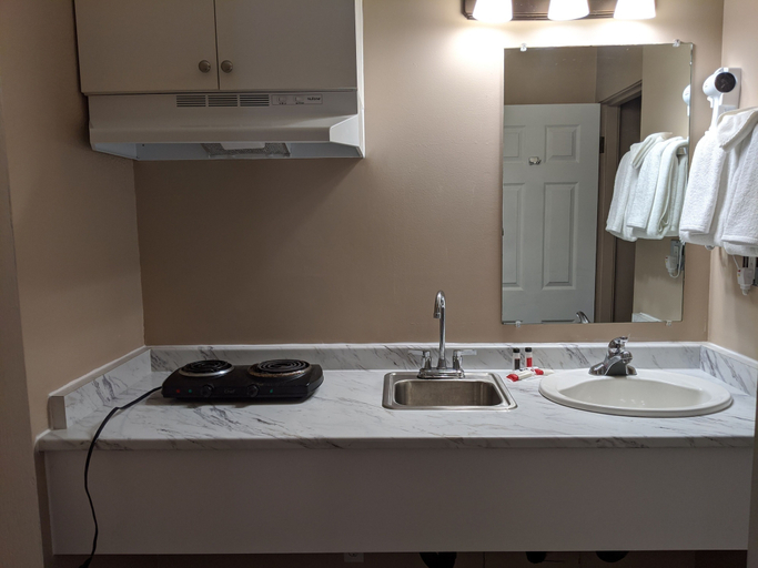 Bathroom 4, Howard Johnson by Wyndham Downtown Kamloops, Thompson-Nicola