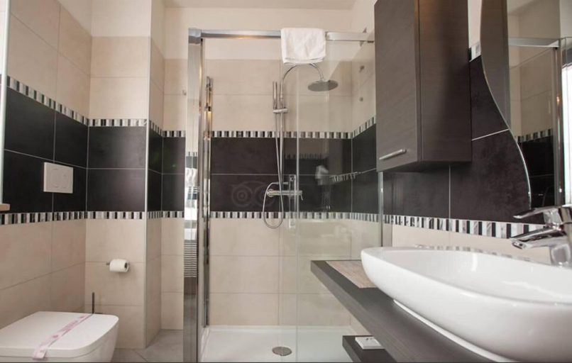 Bathroom 4, La Grotta Hotel, Verona