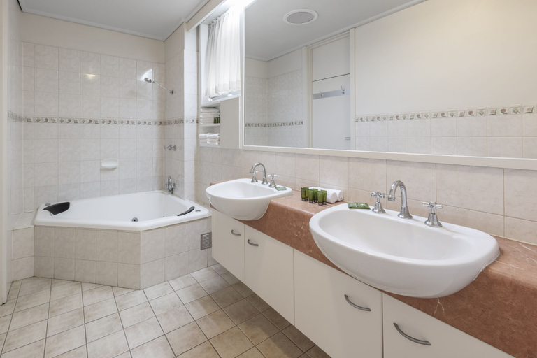 Bathroom 5, Dorset Gardens Hotel, Maroondah - Croydon