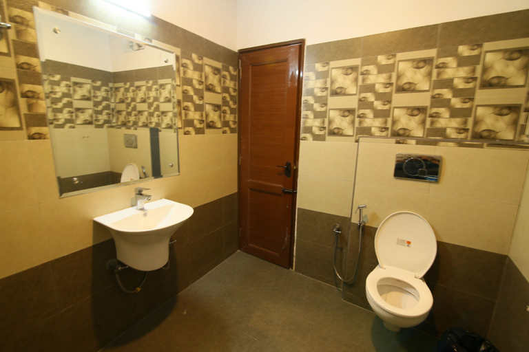 Bathroom 4, Jays Inn, Idukki