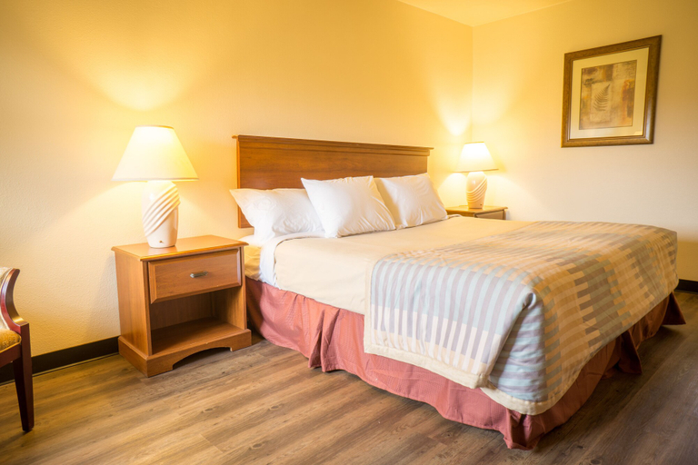 Bedroom 4, Sunnyside Inn & Suites, Clackamas
