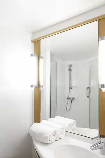 Bathroom 5, ibis Styles Liverpool Centre Dale Street - Cavern Quarter, Sefton