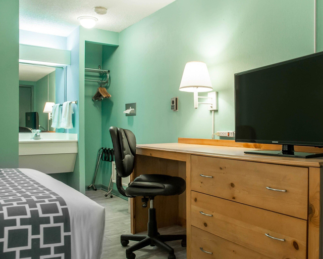 Bedroom 4, Econo Lodge South, Erie