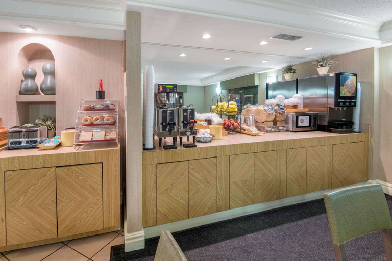 Food & Drinks 5, La Quinta Inn by Wyndham San Antonio Market Square, Bexar