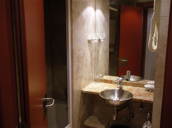 Bathroom 5, Anaco Hotel, Madrid