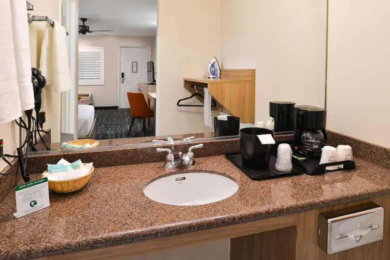 Bathroom 4, La Fuente Inn & Suites, Yuma