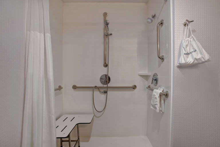 Bathroom 5, Hampton Inn Olive Branch, Desoto