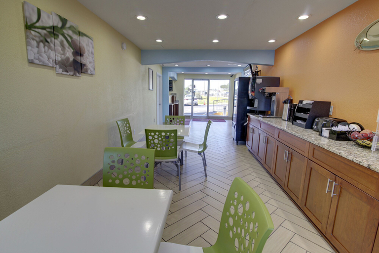 Food & Drinks 5, Econo Lodge at Military Circle, Norfolk