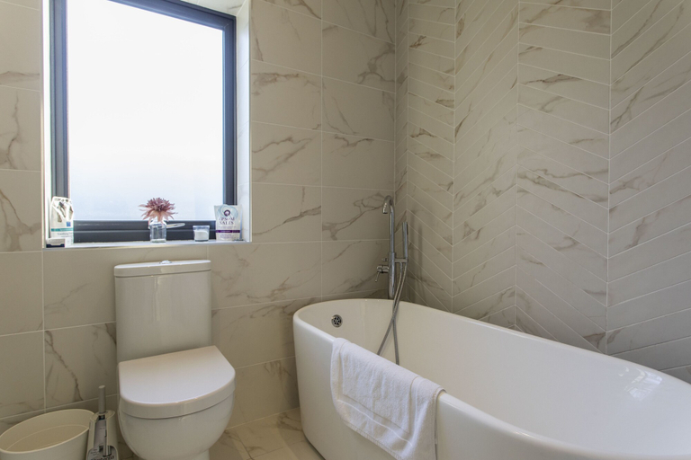 Bathroom 4, Killester Self Catering Cottage, Dublin
