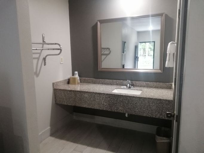 Bathroom 3, Royal Inn & Suite, Clayton
