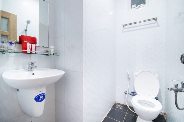 Bathroom, RedDoorz near Saigon Zoo, Bình Thạnh