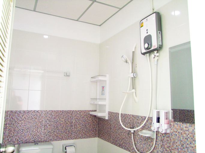 Bathroom 4, At Ease Hotel Suvarnabhumi, Bang Phli