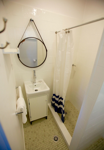 Bathroom 4, Tea Gardens Hotel, Great Lakes