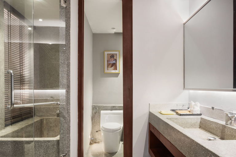 Bathroom 5, Clover Hotel Monivong, Phnom Penh