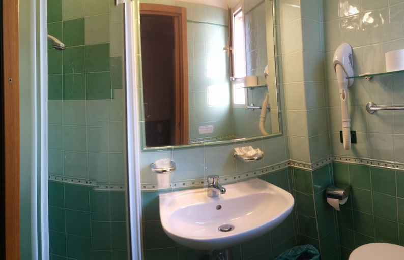 Bathroom 4, Hotel Prati, Rome
