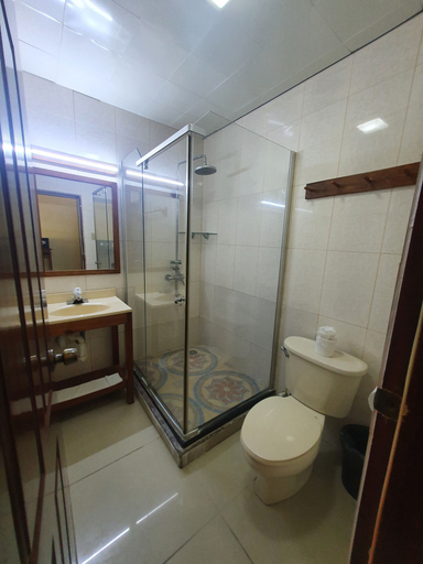 Bathroom 3, Caye Caulker Plaza Hotel
