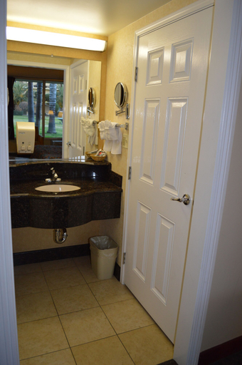 Bathroom 5, Ontario Airport Inn, San Bernardino