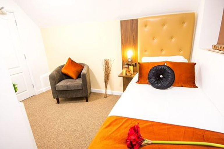 Bedroom 2, Trivelles Gatwick, West Sussex