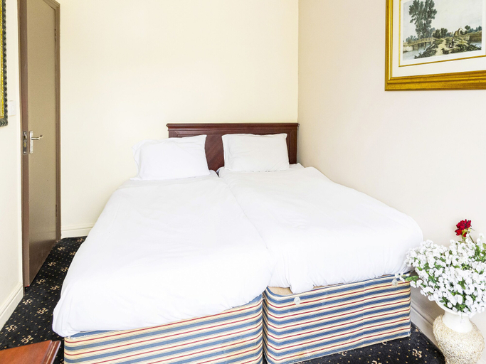 Bedroom 3, Old Oak Tree Inn, London