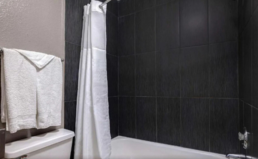 Bathroom 4, Motel 6 Buttonwillow, CA Central, Kern
