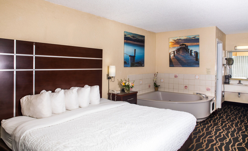 Bedroom 4, Days Inn by Wyndham Stuart, Martin