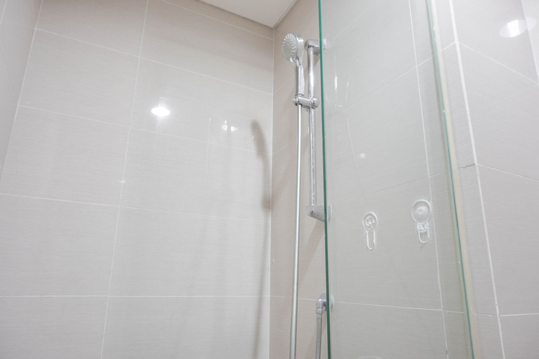 Bathroom 5, Nice and Elegant Studio Room at Puri Mansion Apartment By Travelio, Jakarta Barat