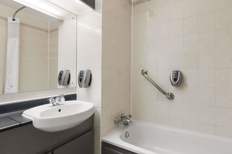 Bathroom 4, Days Inn by Wyndham Maidstone, Kent