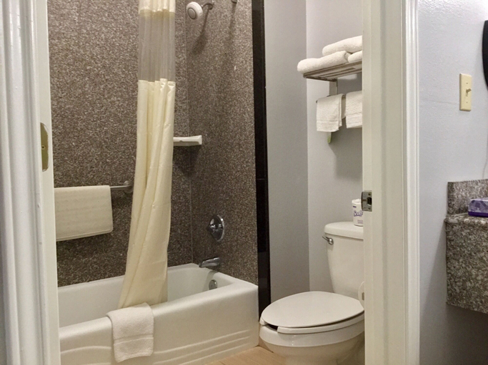 Bathroom 4, Days Inn by Wyndham McAllen, Hidalgo