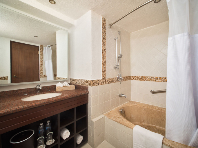 Bathroom 4, El Cid La Ceiba Beach Hotel, Cozumel