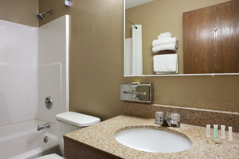 Bathroom 4, Super 8 by Wyndham Pulaski, Oswego