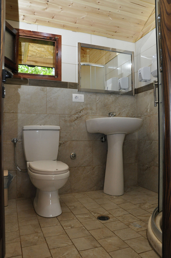 Bathroom, Farma Sotira, Kolonjës