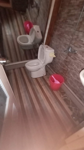 Bathroom 3, Debran Rumah Kayu, Malang