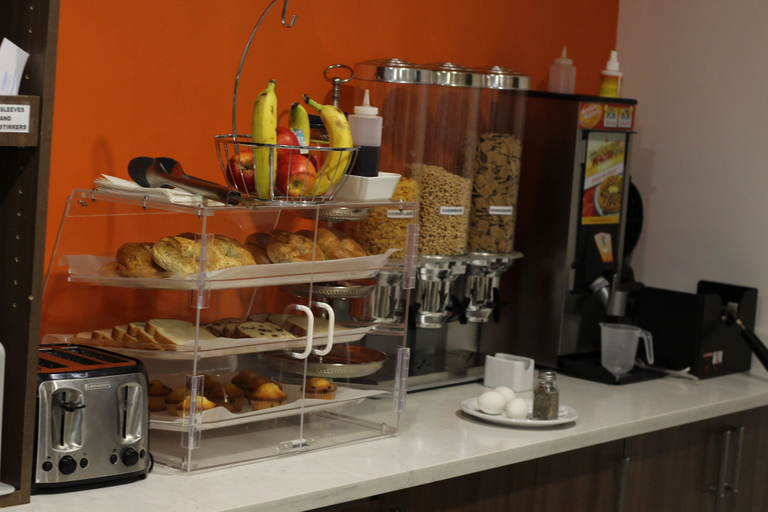 Food & Drinks 5, Howard Johnson by Wyndham Downtown Kamloops, Thompson-Nicola