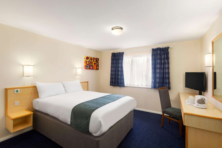 Bedroom 3, Days Inn by Wyndham Sutton Scotney South, Hampshire