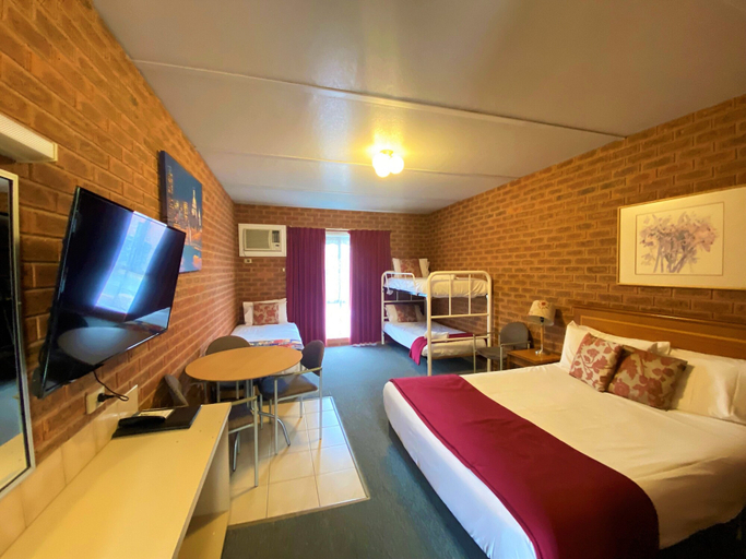 Bedroom 4, Central Yarrawonga Motor Inn, Moira - East