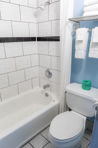 Bathroom 4, Sandcastle Inn, Chatham