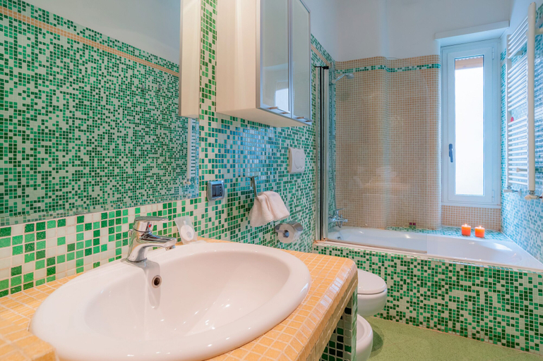 Bathroom 5, Sotto la Cupola Guest House, Roma