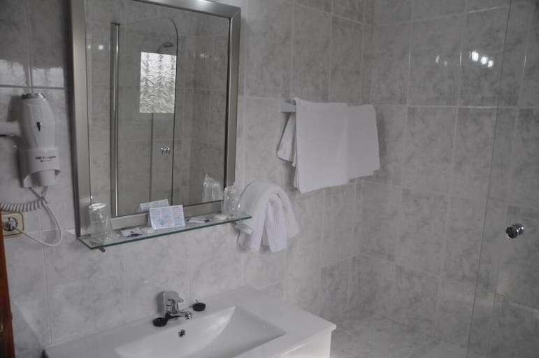 Bathroom 5, Hostal El Levante, Cádiz