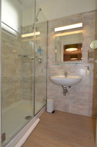 Bathroom 4, Hotel Riva e Mare, Rimini