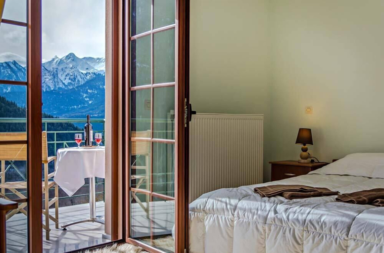Bedroom 4, To Kallion, Central Greece