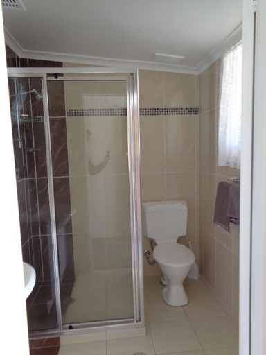 Bathroom 4, Parkway Motel, Queanbeyan