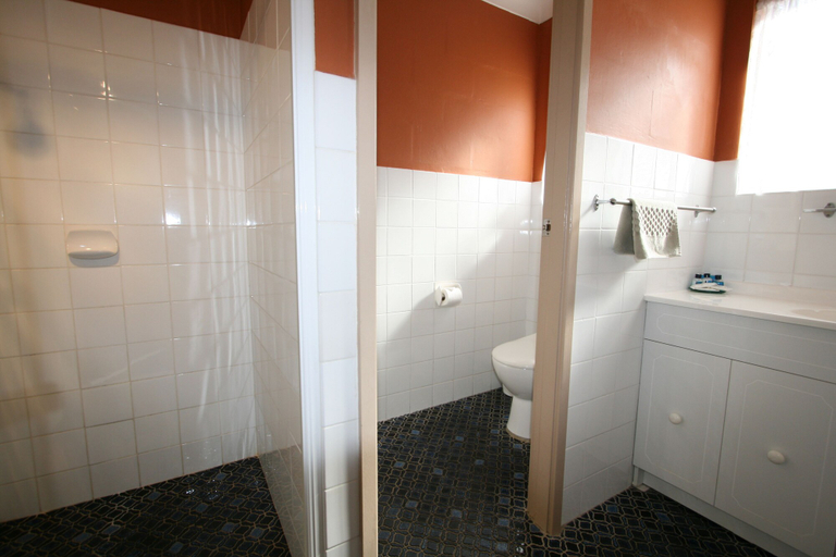 Bathroom 4, Lake Edge Holiday Units, Shoalhaven - Pt B