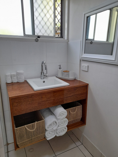 Bathroom 5, Airlie Apartments, Whitsunday